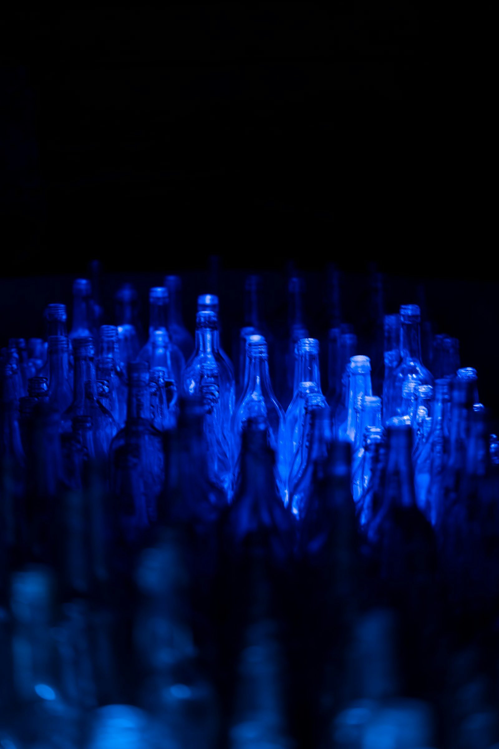 Botellas de vidrio en luz azul