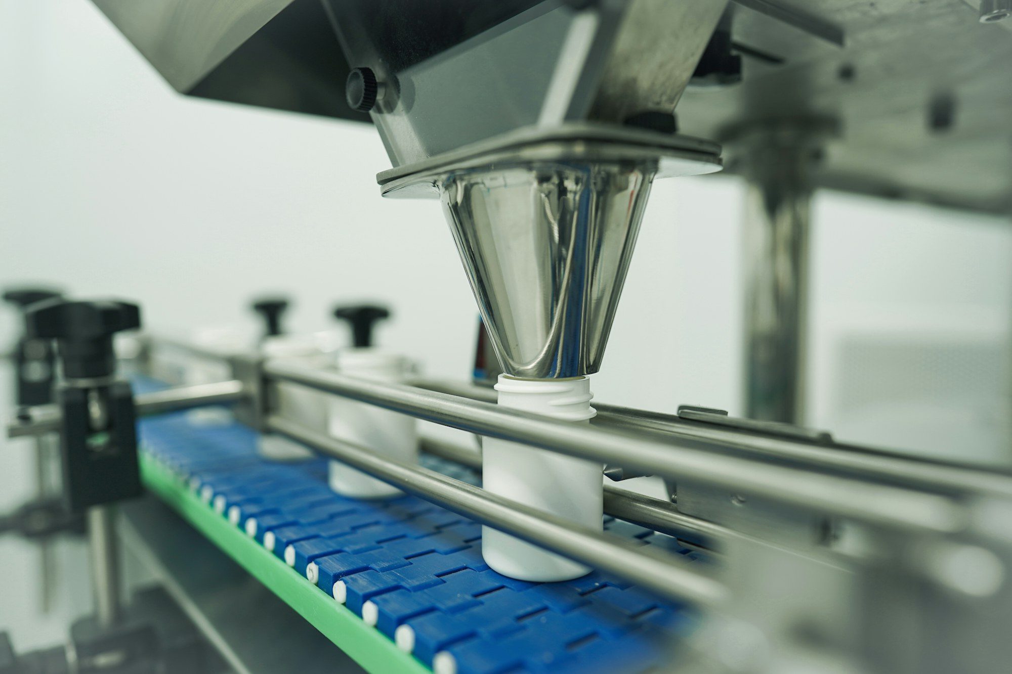 Botellas llenándose en una línea de envasado automática